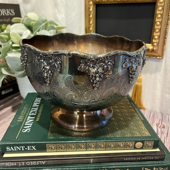 Vintage Copper Bowl with Grape Motif - Picture 3 of 7